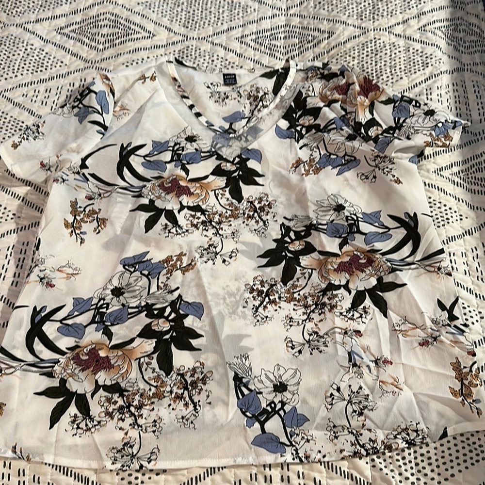 Floral top size xl fit like a large …